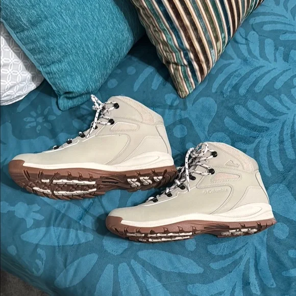 NWOT Columbia Cream and Brown Boots High-Top Design - Picture 3 of 7